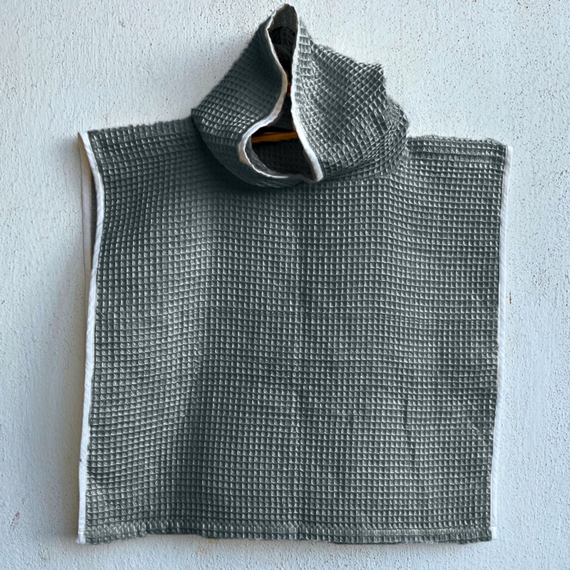 WHITEWATER KIDS ORGANIC WAFFLE HOODED PONCHO TOWEL SET - GREY - Image 3